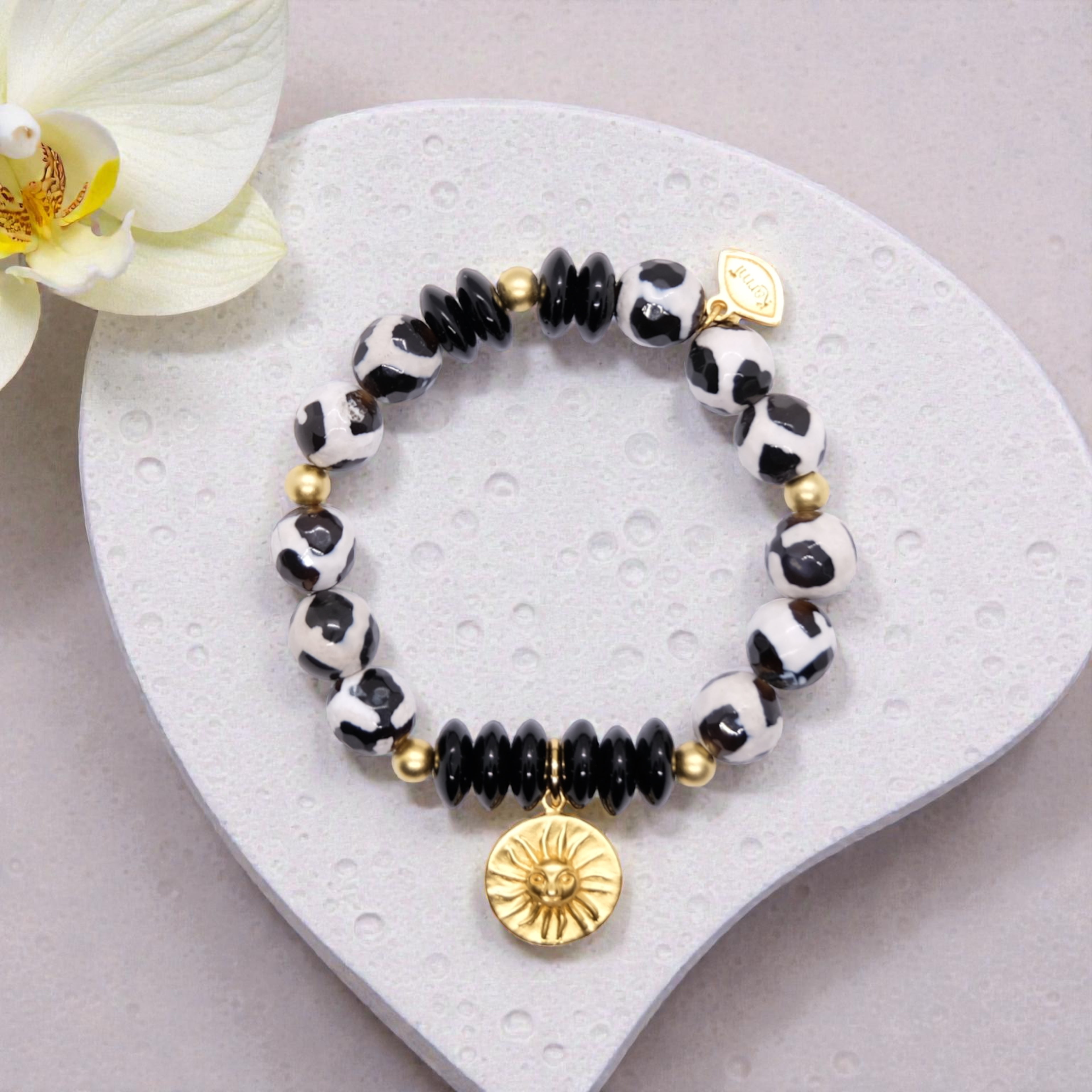 Edelsteinarmband aus Dalmatiner-Achat mit 24K Gold Anhänger Sonne