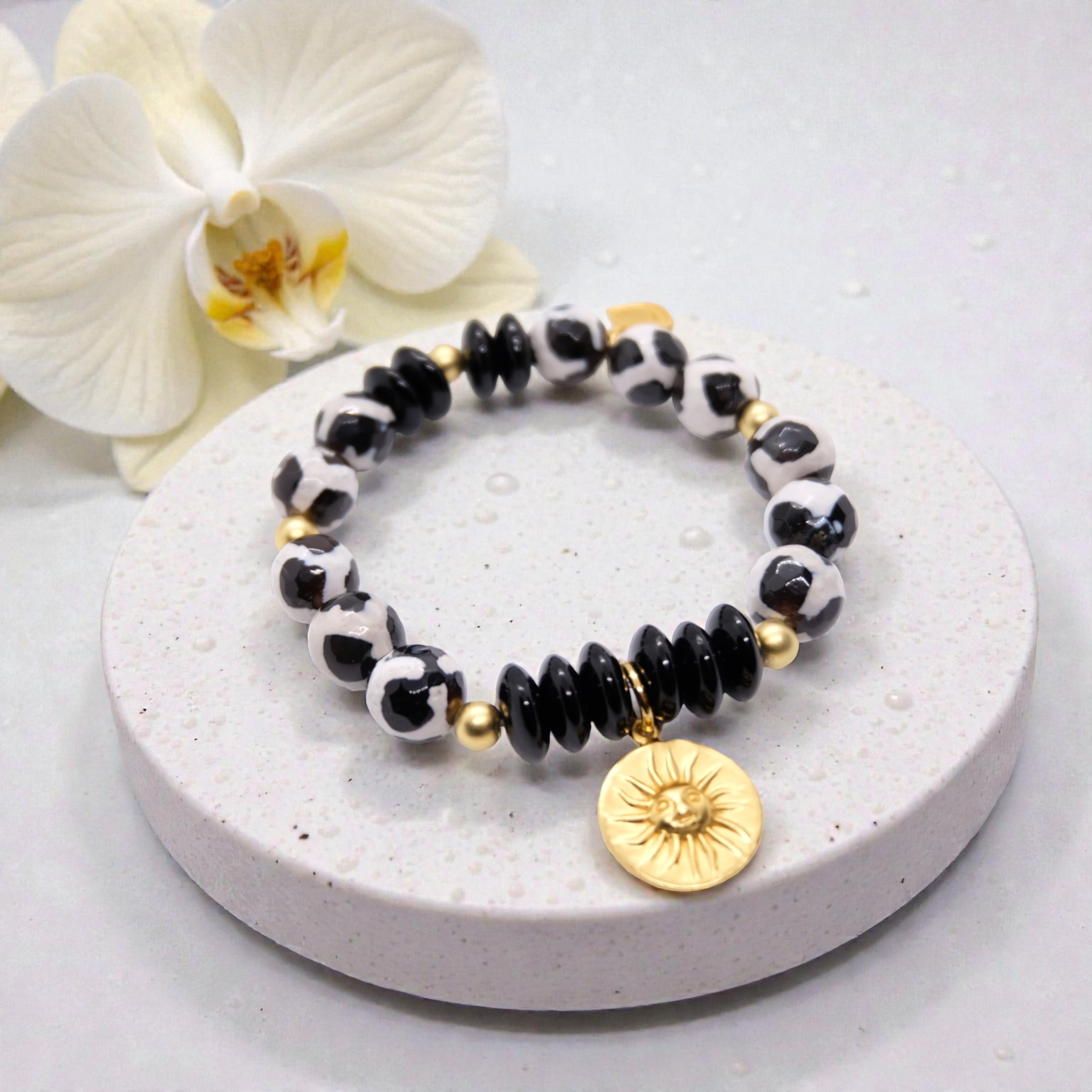 Edelsteinarmband aus Dalmatiner-Achat mit 24K Gold Anhänger Sonne