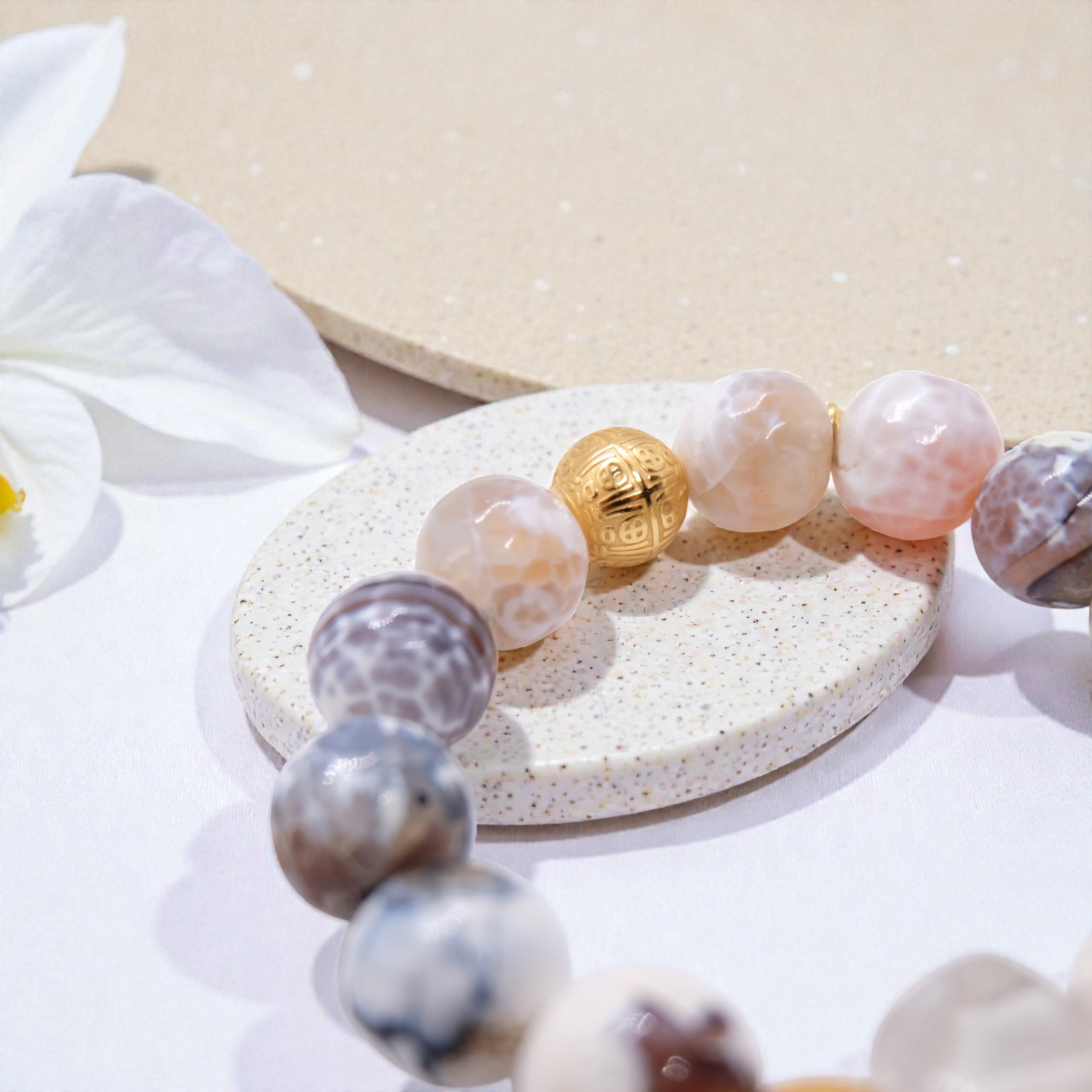 Edelsteinarmband in Beige mit vergoldeten Sterling Silver Deko Elemente