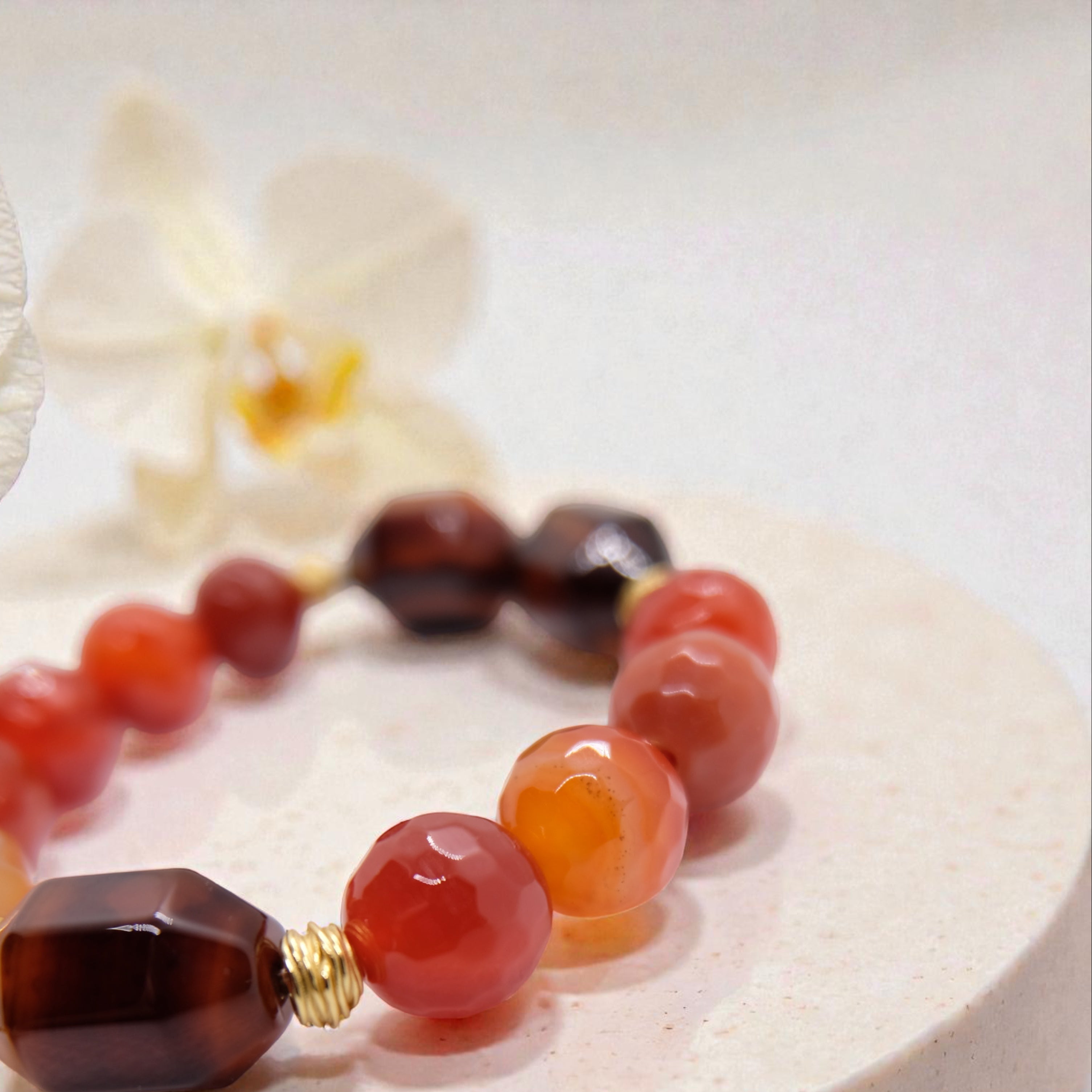 Edelsteinarmband aus Achat Steinen und 24K Gold Anhänger aus Kolumbien