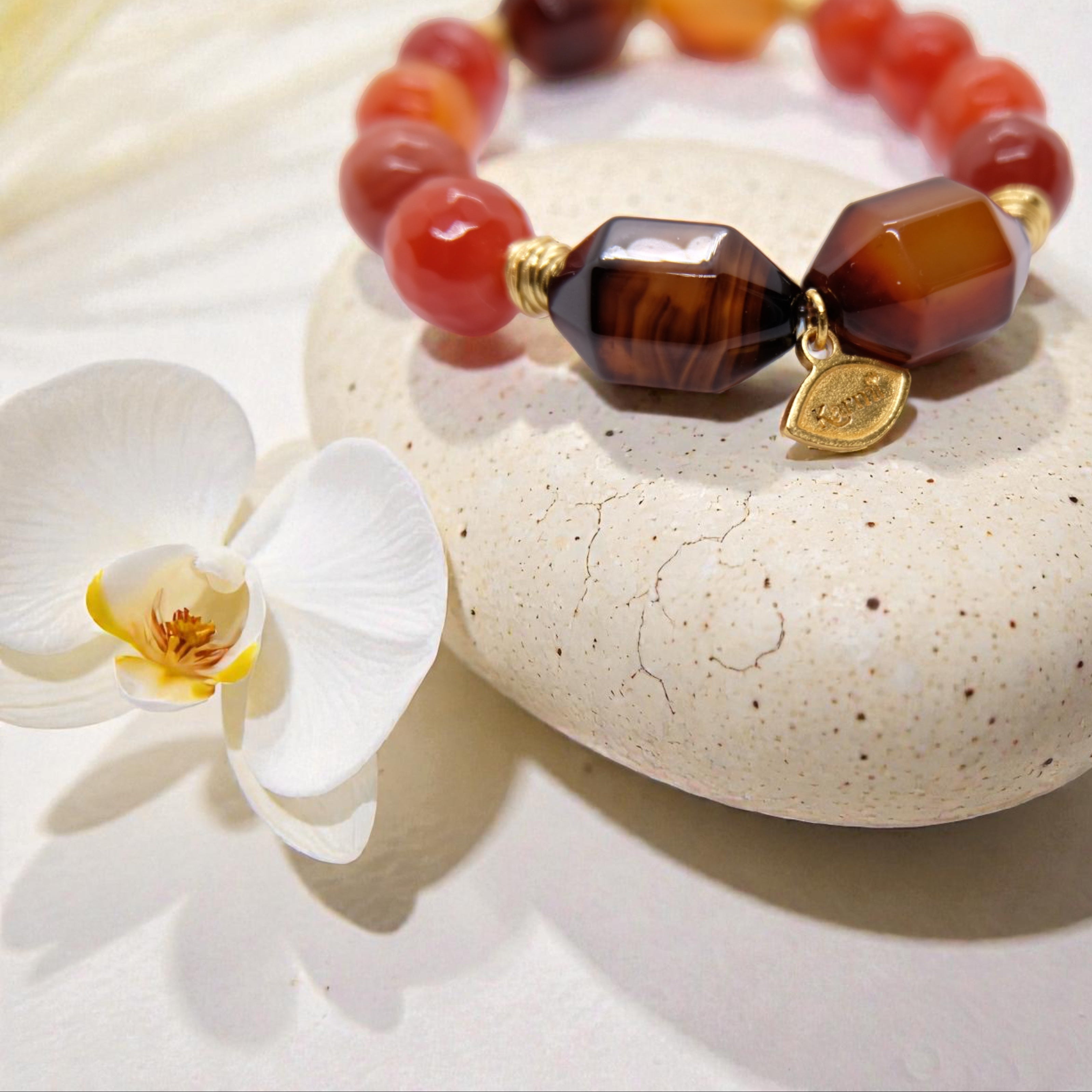 Edelsteinarmband aus Achat Steinen und 24K Gold Anhänger aus Kolumbien