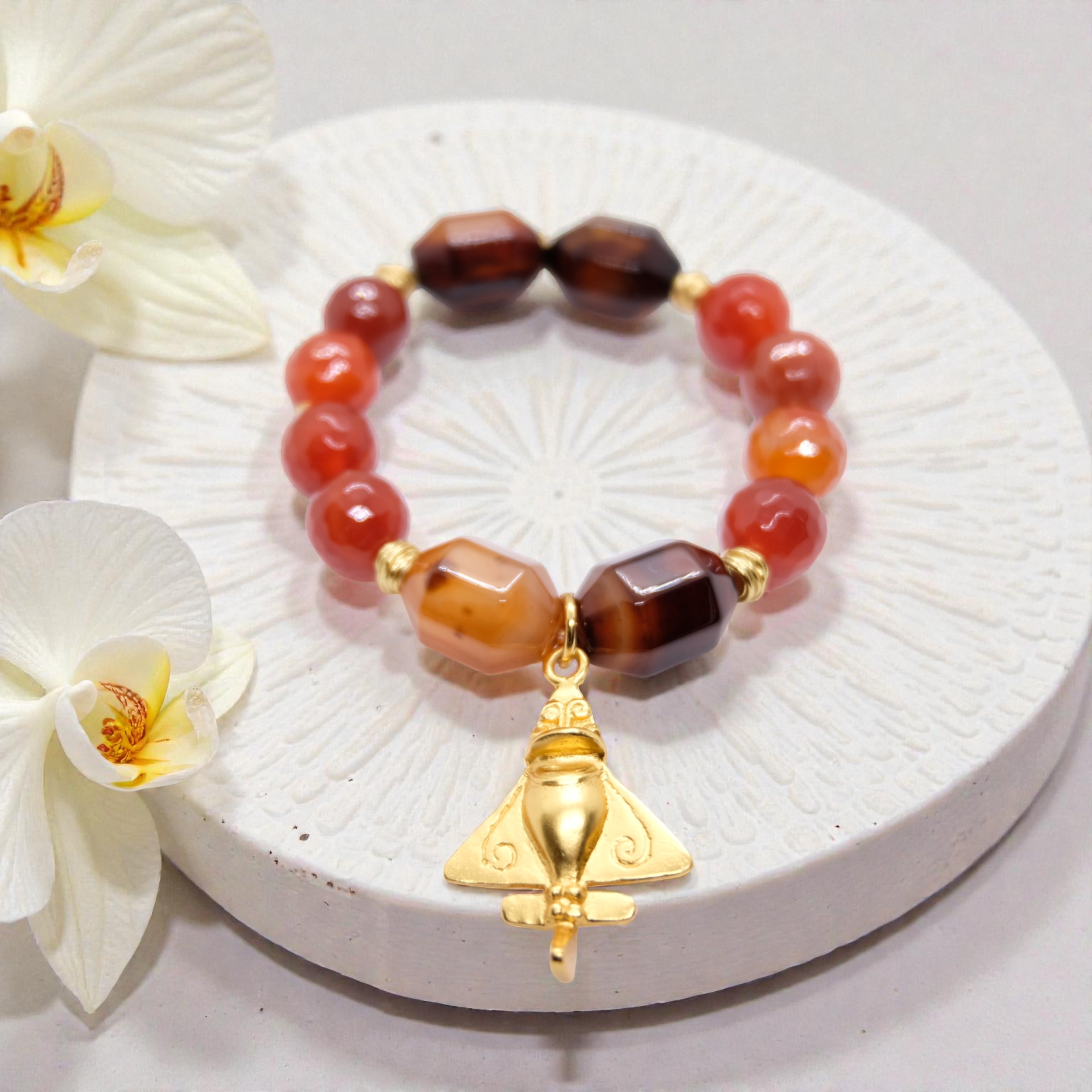 Edelsteinarmband aus Achat Steinen und 24K Gold Anhänger aus Kolumbien