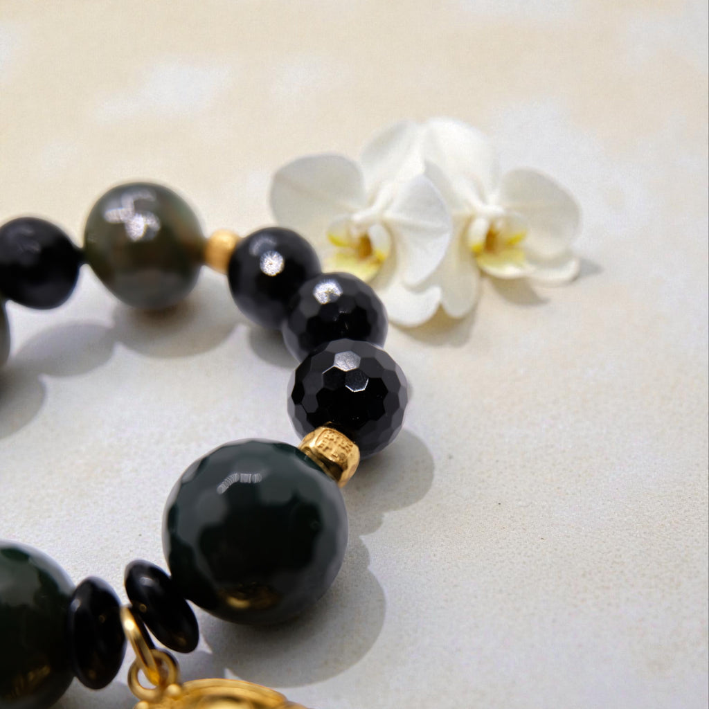 Armband aus Achat und Onyx Edelsteinen mit 24K Gold Anhänger