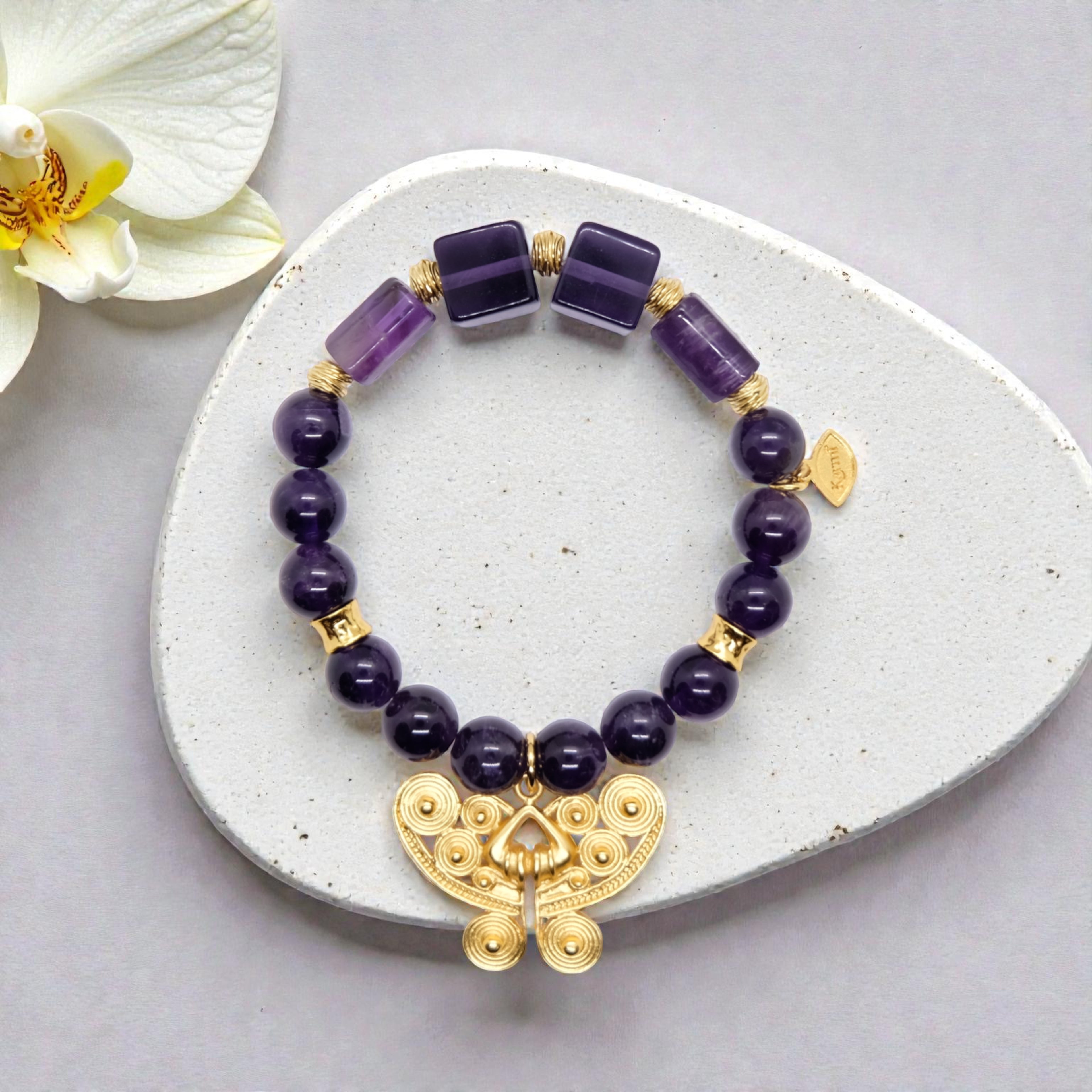 Armband mit Amethyste und 24K Gold Präkolumbianischer Anhänger
