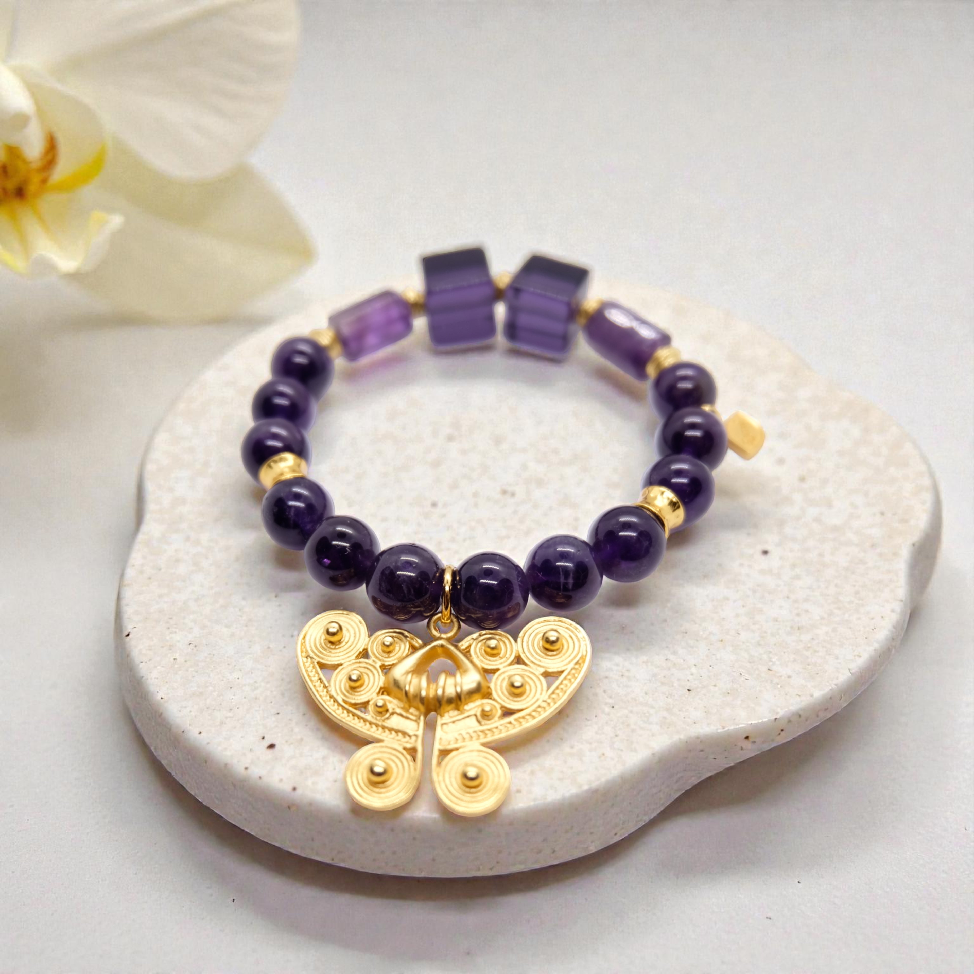 Armband mit Amethyste und 24K Gold Präkolumbianischer Anhänger 