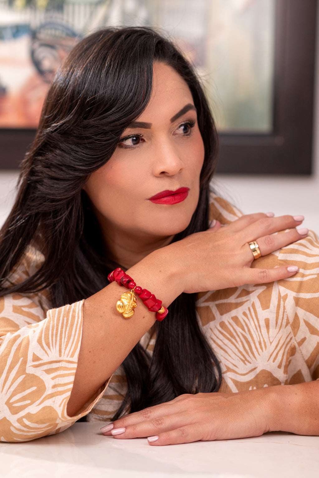 Elegante Frau trägt Edelsteinarmband mit 24k Gold Anhänger