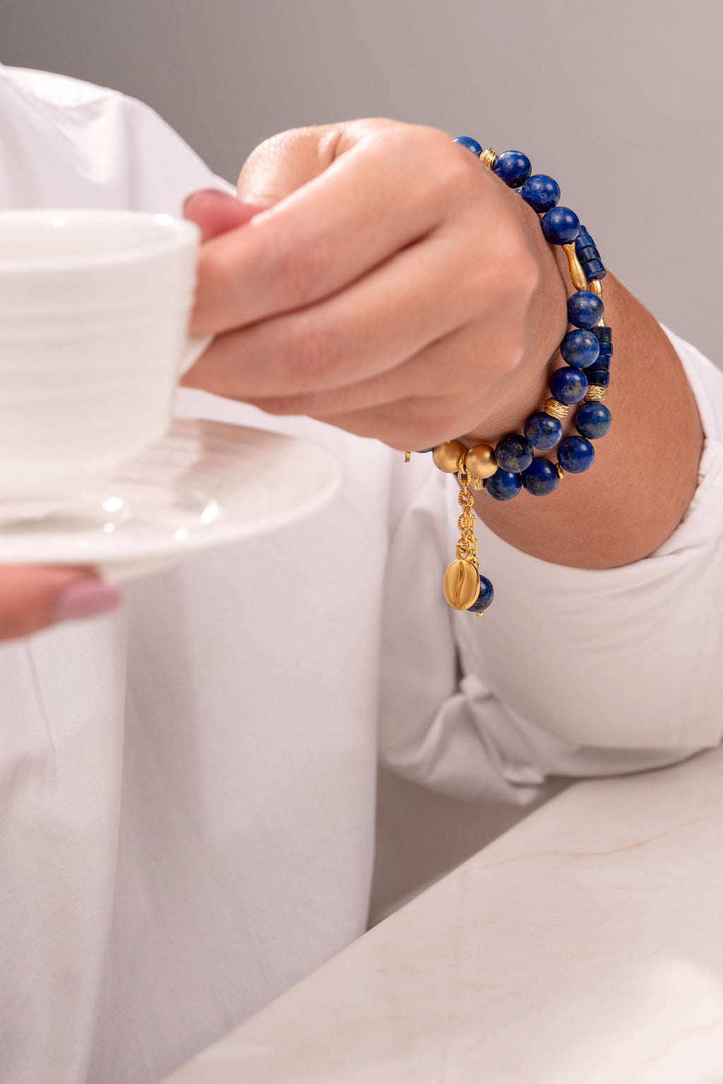 Armband aus Lapis-Lazuli-Edelstein mit 24K Gold Cafe Anhänger