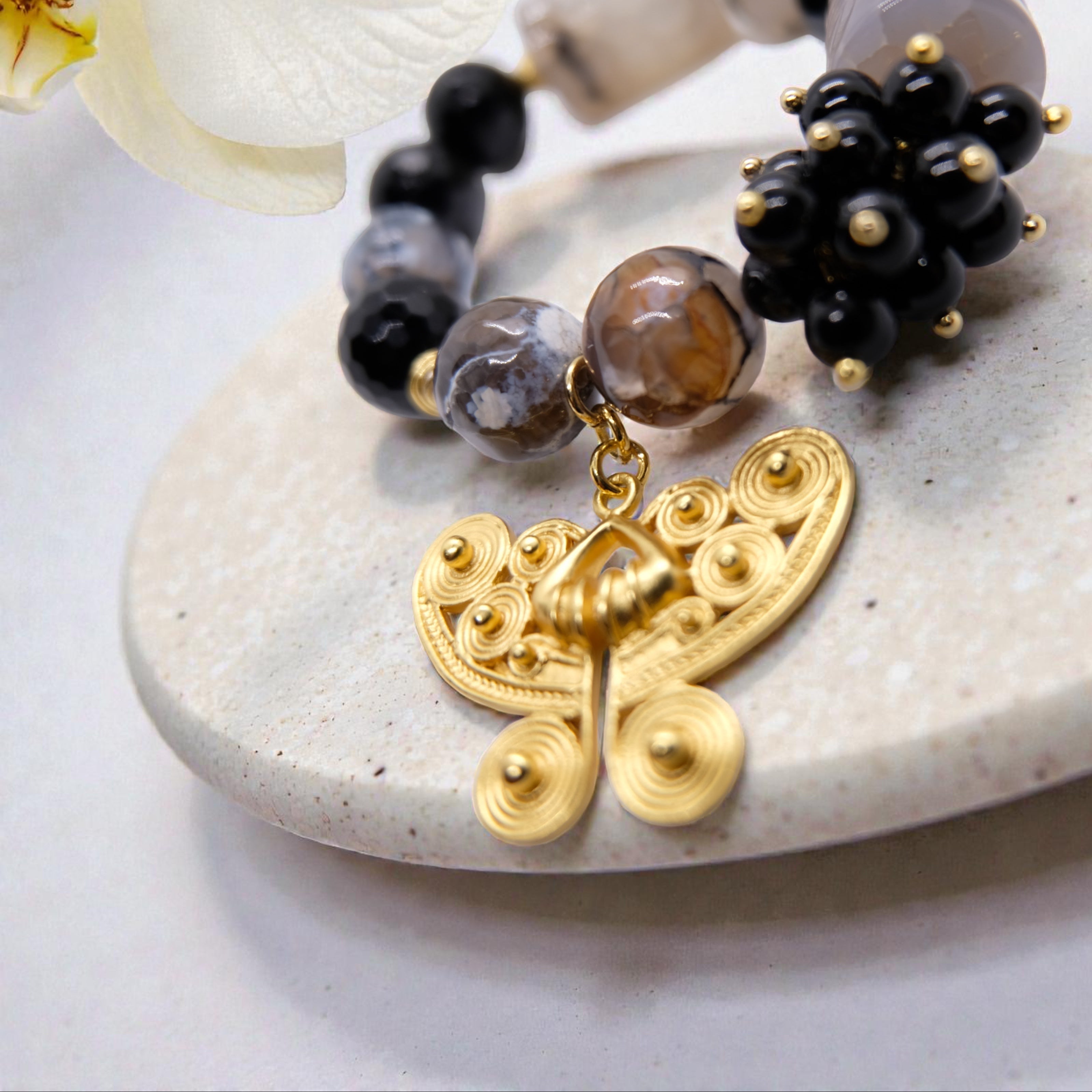 Edelsteinarmband aus Achat und Onyx in Grau-Schwarz mit 24K Gold Anhänger