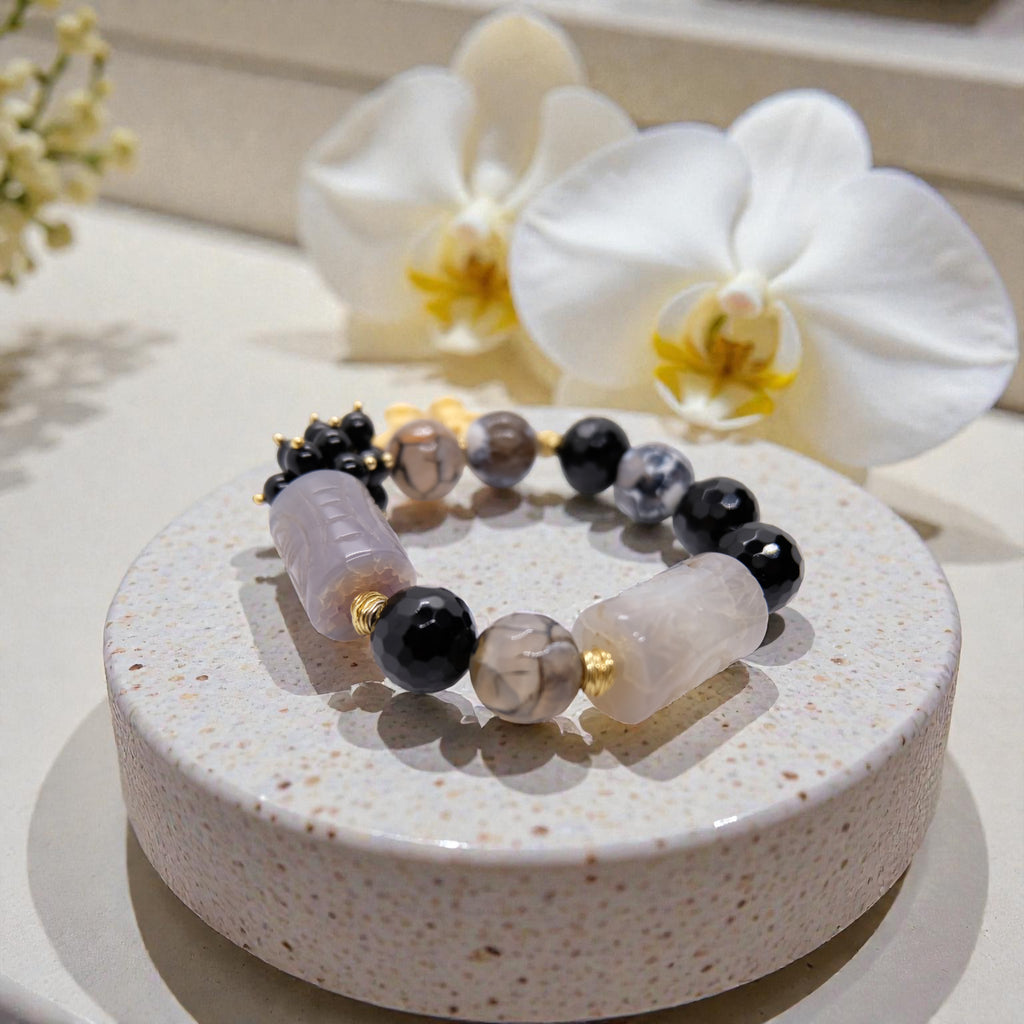 Edelsteinarmband aus Achat und Onyx in Grau-Schwarz mit 24K Gold Anhänger