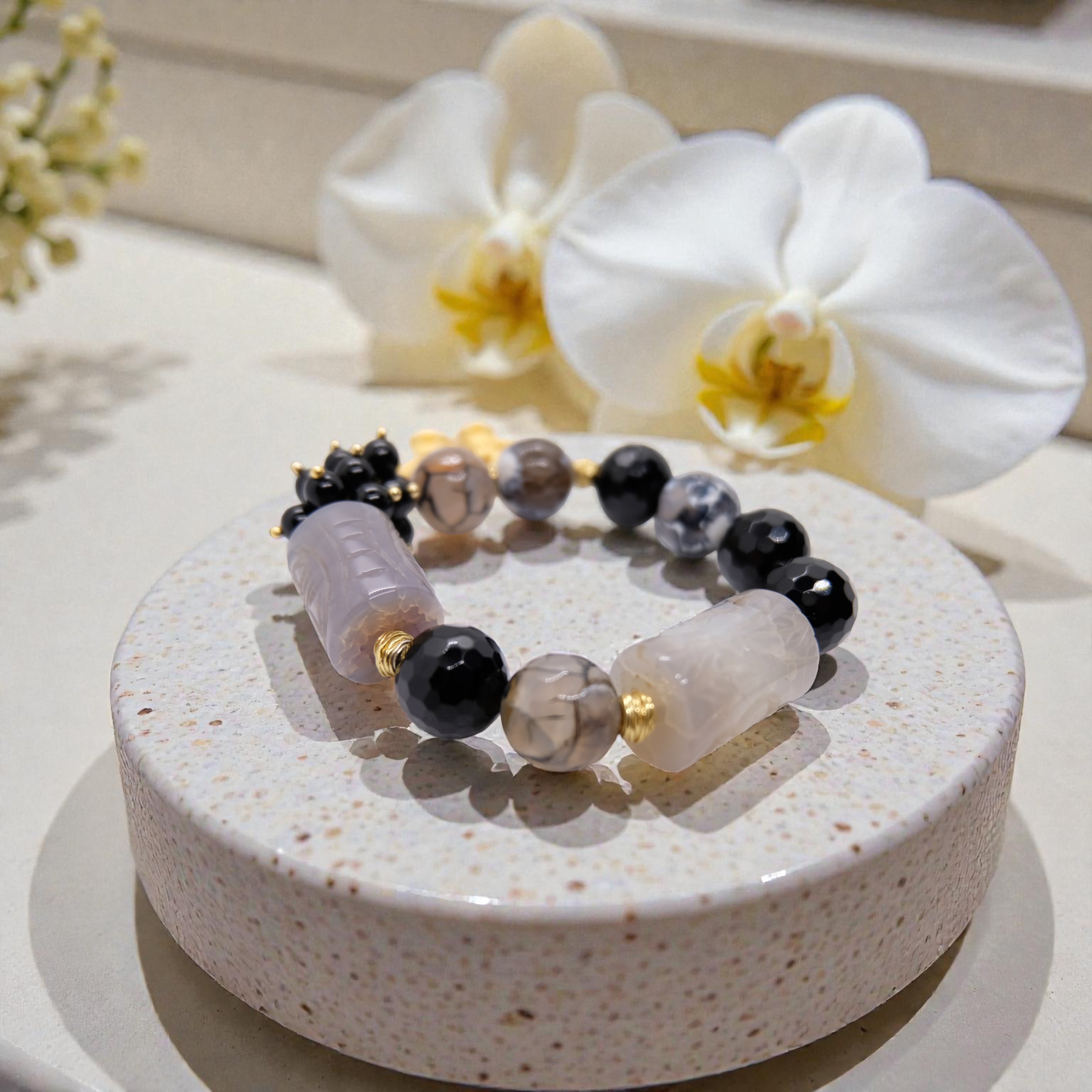 Edelsteinarmband aus Achat und Onyx in Grau-Schwarz mit 24K Gold Anhänger