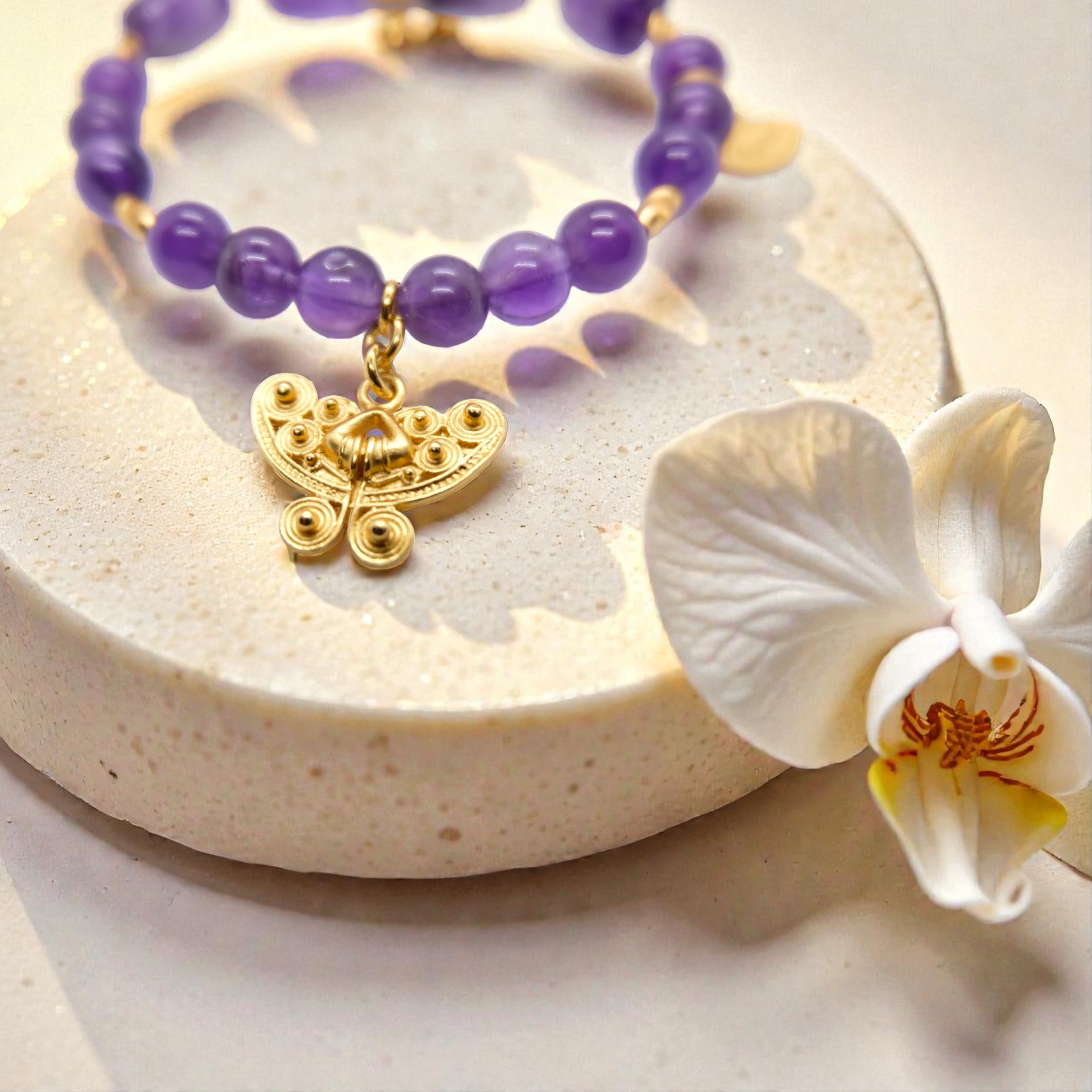 DSCF007Edelsteinarmband aus Amethyst-Steinen mit 24K Gold Anhänger