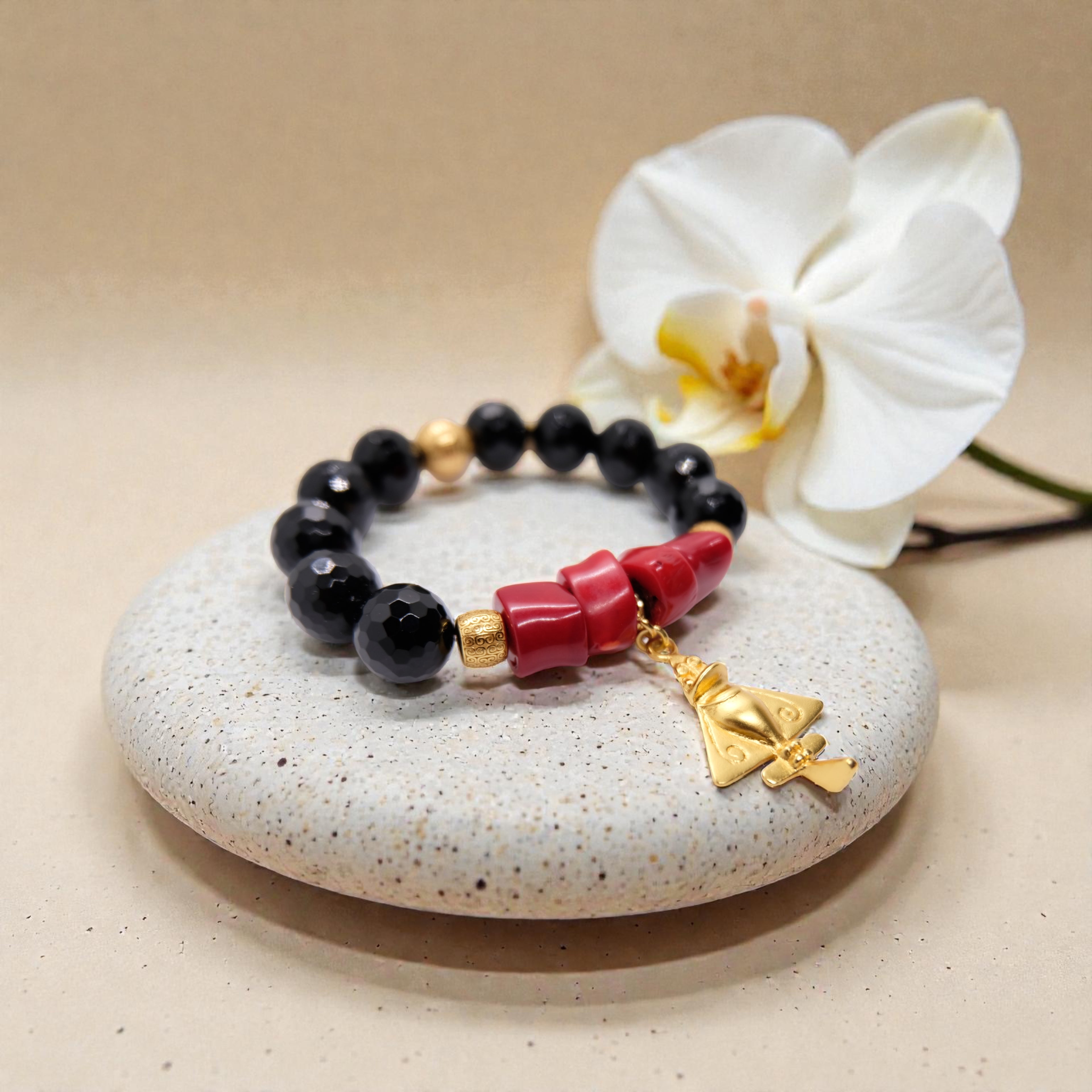 Edelsteinarmband aus Onyx und Korallen mit 24K Gold Anhänger und vergoldeten Sterling Silver Elementen