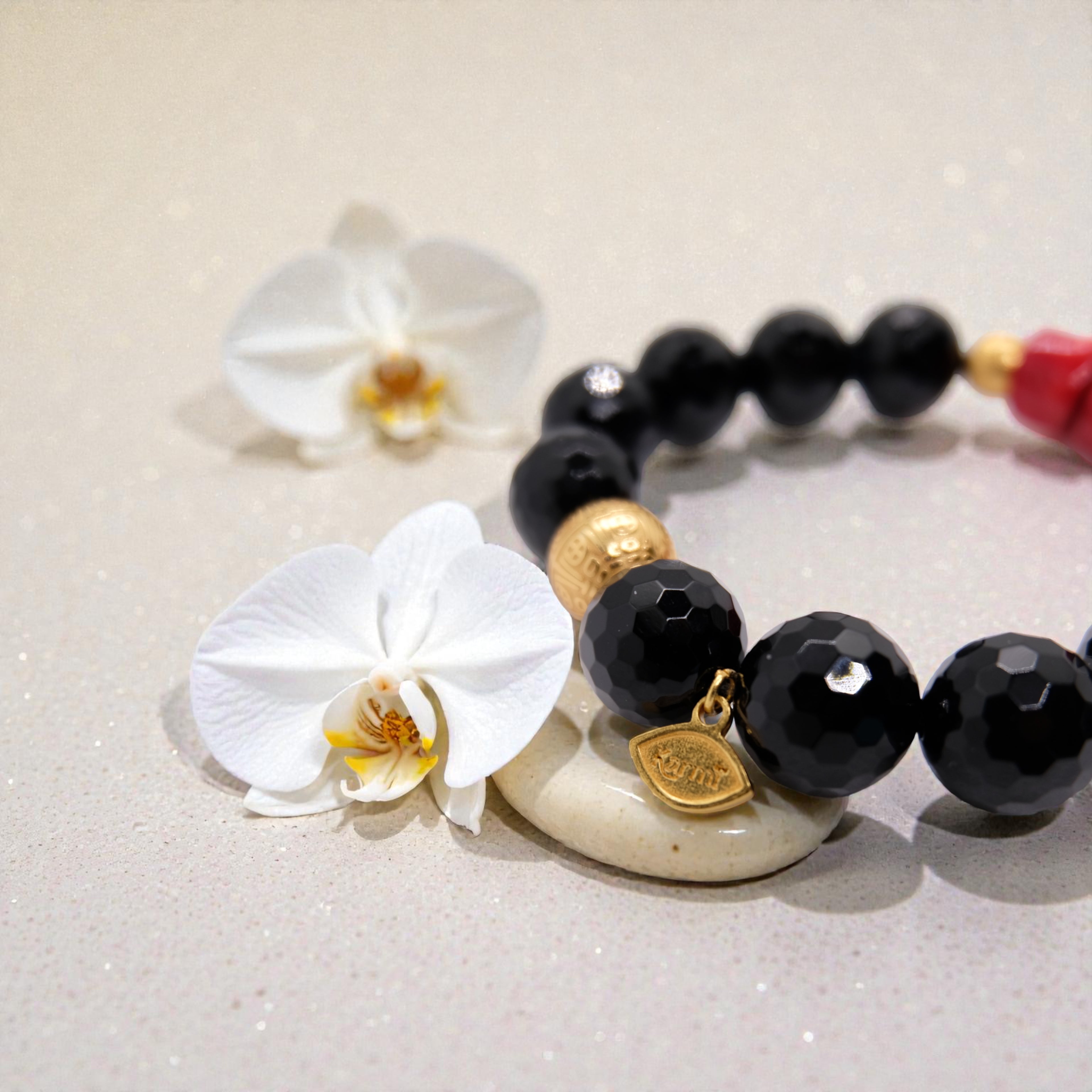 Edelsteinarmband aus Onyx und Korallen mit 24K Gold Anhänger und vergoldeten Sterling Silver Elementen