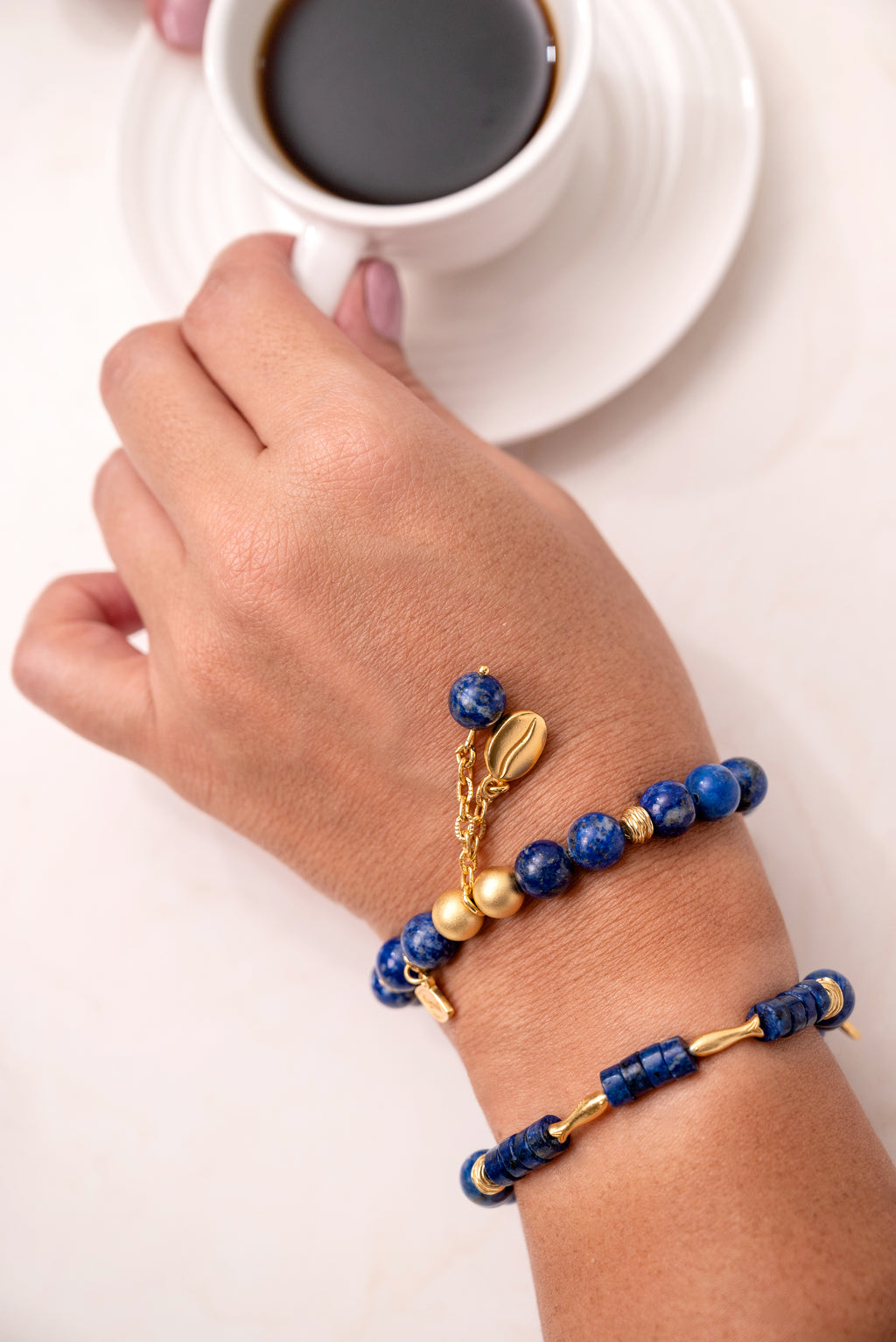 Armband aus Lapis-Lazuli-Edelstein mit 24K Gold Cafe Anhänger mit Kaffee-Tasse