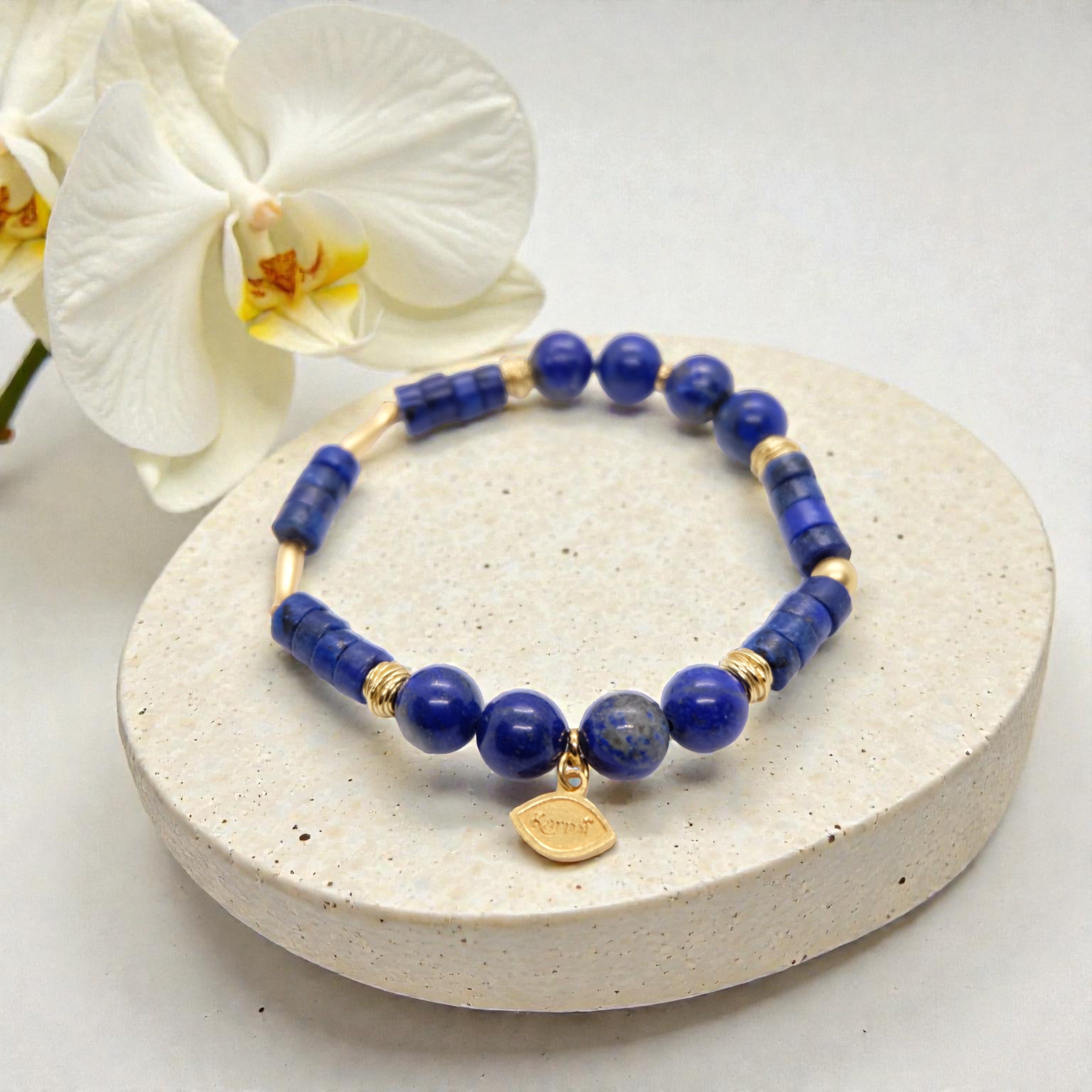 Edelsteinarband aus Lapis-Lazuli-Steinen mit Goldfischen