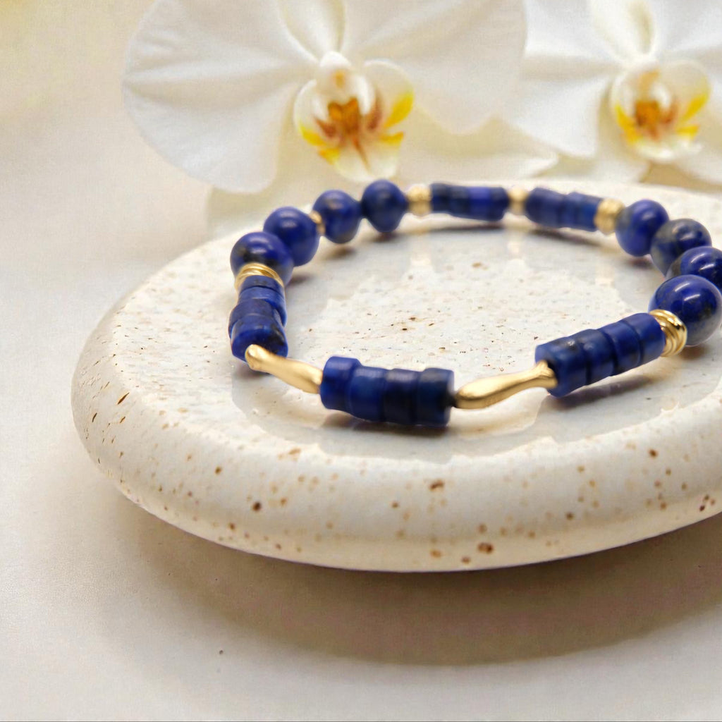 Edelsteinarband aus Lapis-Lazuli-Steinen mit Goldfischen