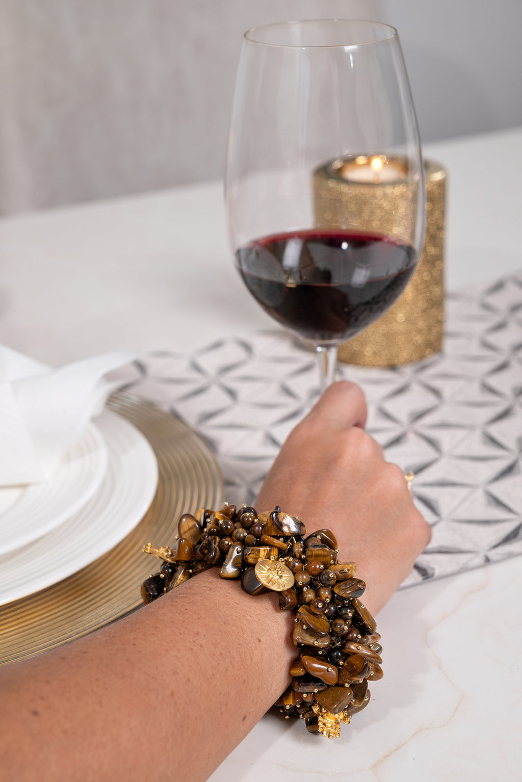 Abendessen mit elegantes Edelsteinarmband mit 24k Gold Anhänger
